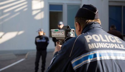 Un policier municipal de Marseille mesure la vitesse, en novembre dernier. (Photo Bertrand Langlois. AFP)