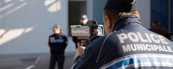 Un policier municipal de Marseille mesure la vitesse, en novembre dernier. (Photo Bertrand Langlois. AFP)