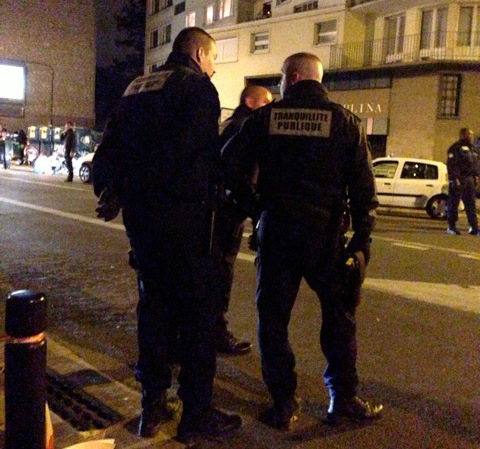 Photo prise par l’ami de Mikaël le même soir. On aperçoit la goupille jaune des bombes lacrymogènes, armes de catégorie 6 que ces ASVP ne peuvent porter