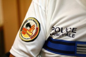 le-jeune-homme-a-crache-au-visage-d-un-policier-municipal_493577_516x343