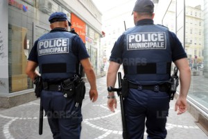 les-policiers-municipaux-de-montluel-seront-equipes-d-une-arme-de-categorie-b-photo-d-illustration-yves-salvat